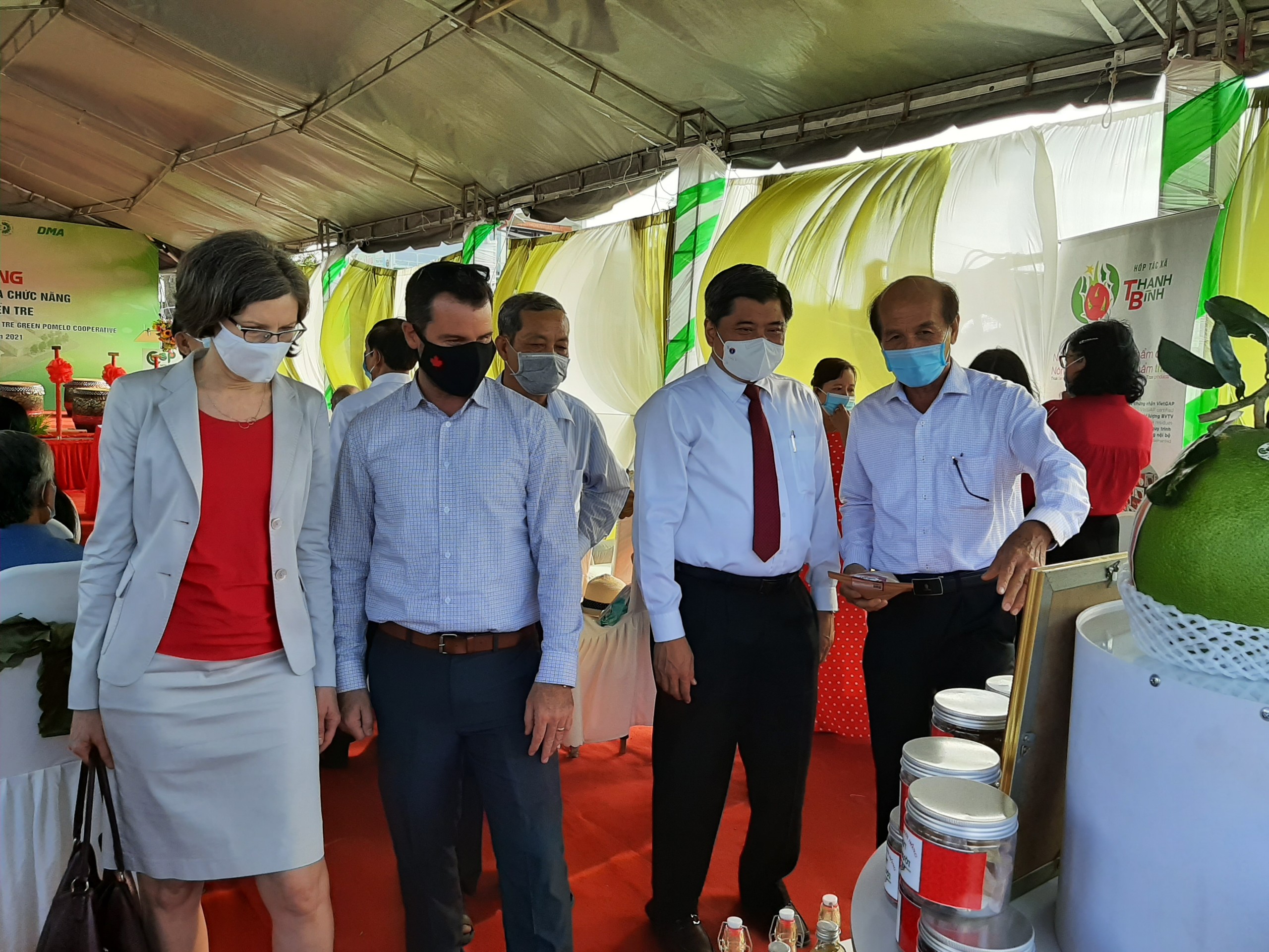Chủ tịch HTX Nguyễn Quốc Bảo giới thiệu sản phẩm HTX với đoàn lãnh đạo