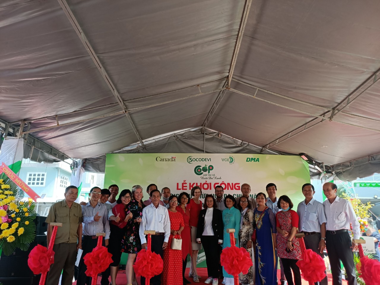 Đoàn lãnh đạo dự lễ khởi công nhà máy của HTX